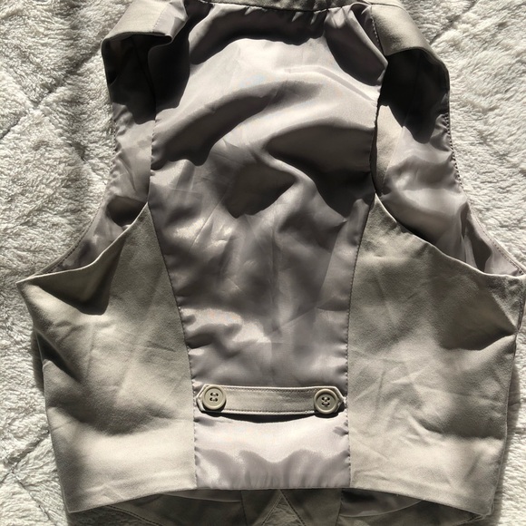 Cropped Vest - Picture 3 of 4